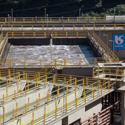 Governos estaduais insistem em privatizações enquanto mundo reestatiza empresas
