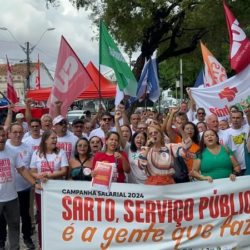 Com cerca de mil pessoas nas ruas, servidores municipais de Fortaleza lançam campanha salarial 2024