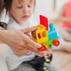 Trabalho invisível e não pago às mulheres subsidia economia em valores três vezes maiores que big techs