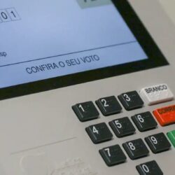 Jovens de 16 a 18 anos podem tirar 1º título de eleitor até 8 de maio