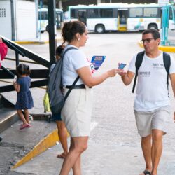 Docentes panfletam no Terminal da Parangaba e dialogam com população sobre Greve da Educação Federal