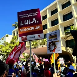 Greve nas federais: professores protestam em Brasília em dia de nova rodada de negociações com o governo