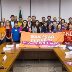 Governo e entidades assinam acordo que põe fim à greve da educação federal e fixam data de volta às aulas