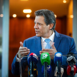 Haddad anuncia que arcabouço fiscal será cumprido; corte em despesas será de R$ 25,9 bilhões