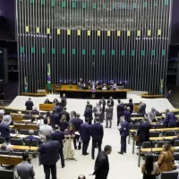 Deputados retomam votação do pacote de corte de gastos nesta quarta (18); salário mínimo e abono estão na pauta