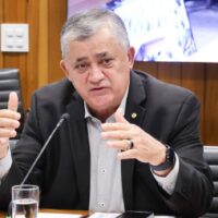 Reajuste de servidores deve ficar para esta quarta-feira, diz líder do governo