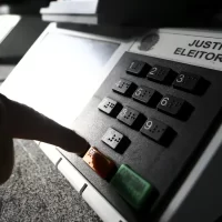 Cármen Lúcia pede que eleitor regularize título até 19 de maio