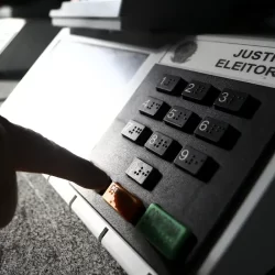 Cármen Lúcia pede que eleitor regularize título até 19 de maio