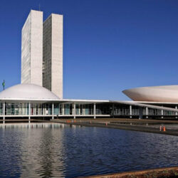 Sem taxar ricos, centrão quer cortar programas sociais em troca da isenção do IR