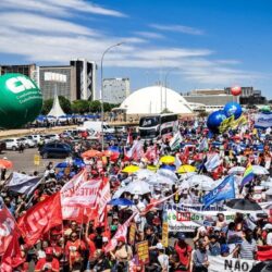 Milhares de servidores ocupam Brasília contra a Reforma Administrativa