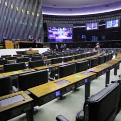 Votações decisivas avançam na Câmara com plenário esvaziado e quórum alto no sistema