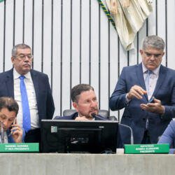 Alece aprova reajuste salarial e de auxílio-alimentação de servidores públicos do Governo