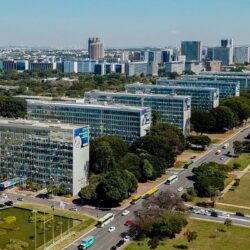 Lei reestrutura carreiras no Executivo e cria mais de 24 mil cargos