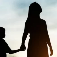 Ipea: Mães solo ganham 40% menos em comparação a pais casados