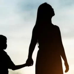 Ipea: Mães solo ganham 40% menos em comparação a pais casados