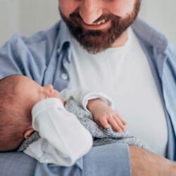 Licença-paternidade ampliada expõe atraso cultural e aposta na divisão real do cuidado