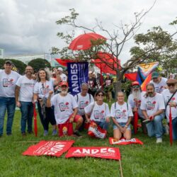 Docentes participam de atos em defesa da classe trabalhadora e pelo cumprimento dos acordos de greve