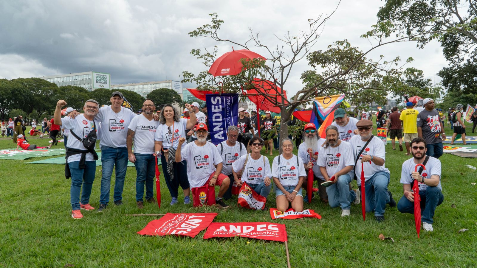 Docentes participam de atos em defesa da classe trabalhadora e pelo cumprimento dos acordos de greve