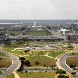 Emendas parlamentares e juros da dívida apertam investimentos públicos