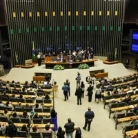 Fim da escala 6×1: 171 deputados querem adiar lei que beneficia trabalhadores; saiba quem são
