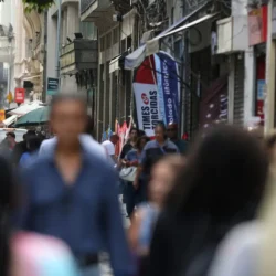 Taxa de desemprego de pretos é 55% maior que a de brancos, revela IBGE