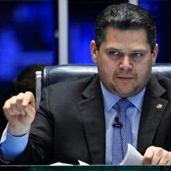 Alcolumbre busca adiar PEC da jornada de trabalho