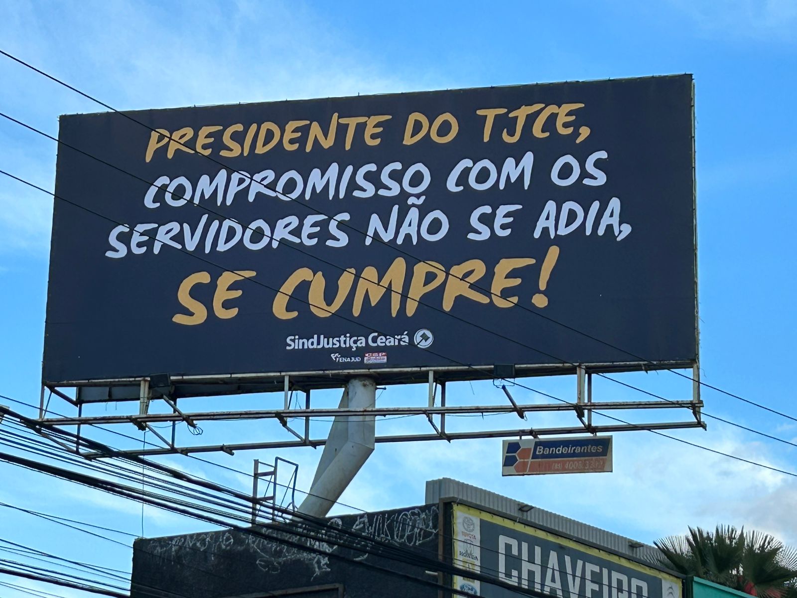 SindJustiça investe em outdoor em Fortaleza para demonstrar insatisfação e cobrar do presidente do TJCE o andamento da pauta dos servidores