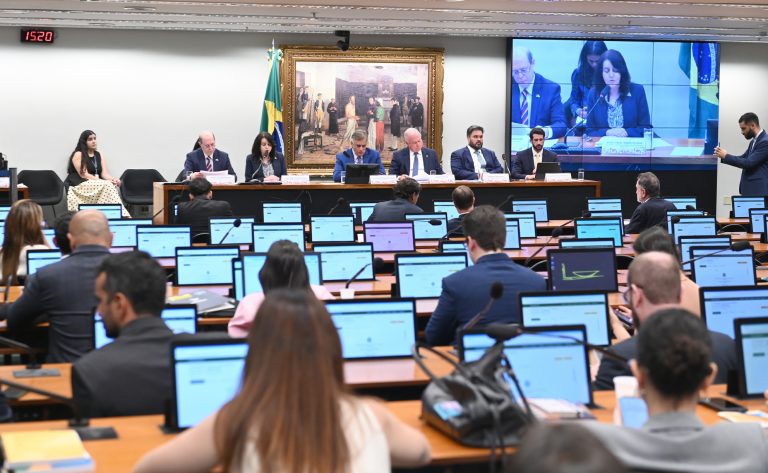 Servidores mais perto de conquistar negociação coletiva: urgência acelera votação de projeto histórico  