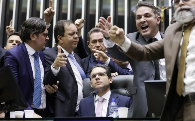 Congresso Nacional pretende aprovar a destruição dos serviços públicos no minuto seguinte ao fechamento das urnas