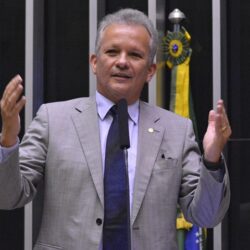André Figueiredo amplia alcance da negociação coletiva no setor público