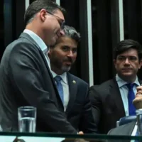Fim da 6×1: por acordo com Flávio Bolsonaro, Alcolumbre quer derrubar PEC depois das eleições