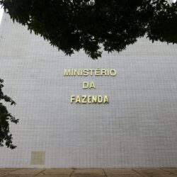 Projeção oficial de inflação sobe para 5,1%, com estouro da meta