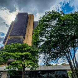 Copom reduz Selic para 13,75% ao ano e mantém cautela sobre inflação