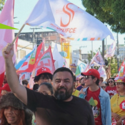 SINTUFCE participa de ato em defesa da educação pública e da democracia no Centro de Fortaleza