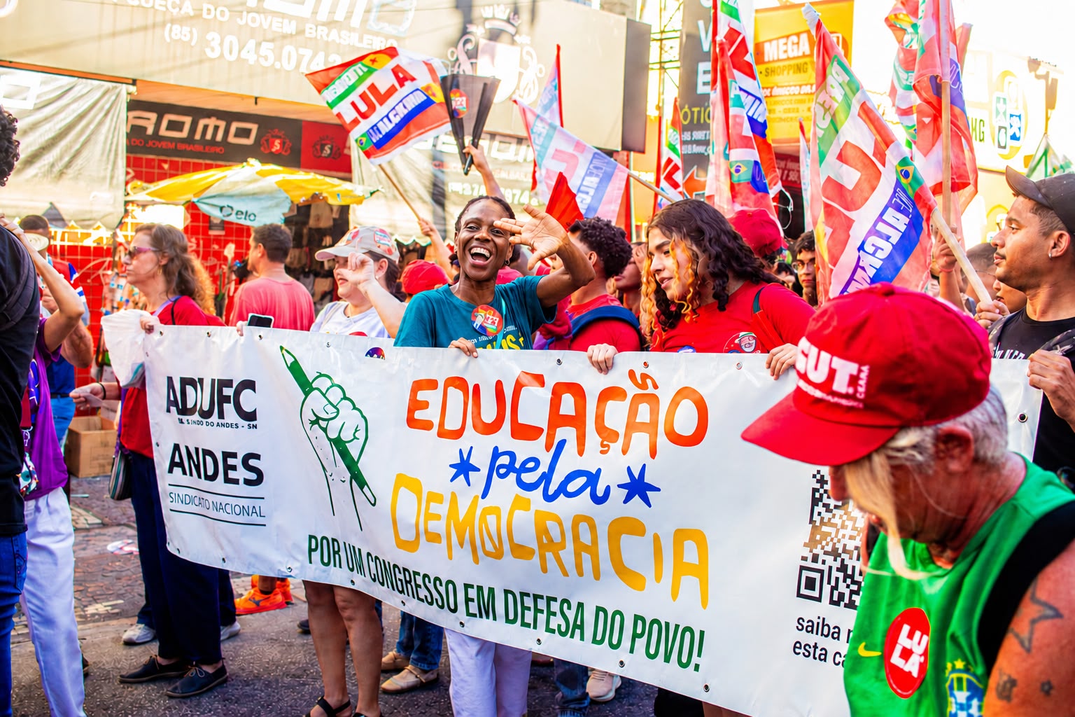 PARTICIPAÇÃO DEMOCRÁTICA — Educação realiza ato a favor da democracia e pela candidatura de Lula no segundo turno