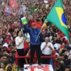 Lula é reeleito presidente do Brasil em virada histórica